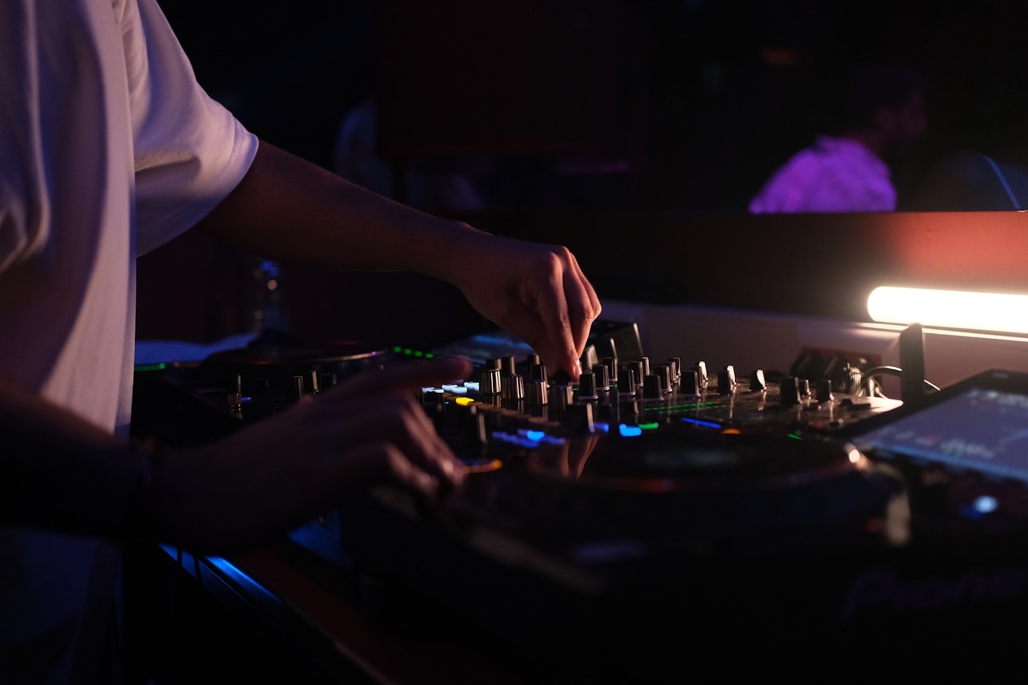 Top 5 Reasons to Choose Professional DJs